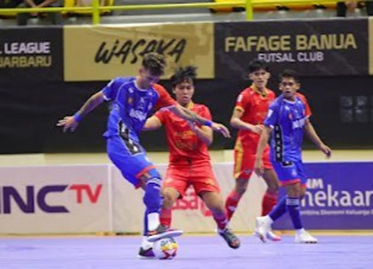 Pemain Asahan FC berusaha menguasai bola saat menghadapi Unggul FC Malang dalam lanjutan Pro Futsal League 20252026 di GOR Babussalam, Banjarbaru.