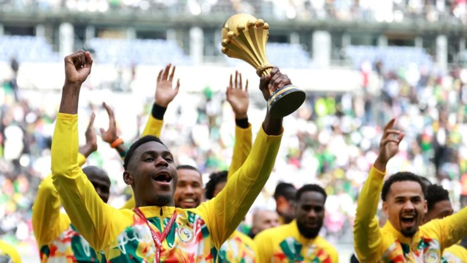 Pemain Senegal memamerkan trofi Piala Afrika di Stade de France sebagai bentuk protes usai gelar mereka dicabut CAF.