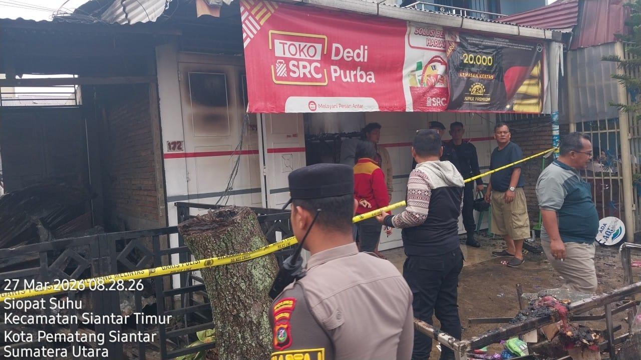 Empat rumah di kawasan BDB Pematangsiantar hangus terbakar, api diduga cepat menyebar akibat material bangunan yang mudah terbakar.