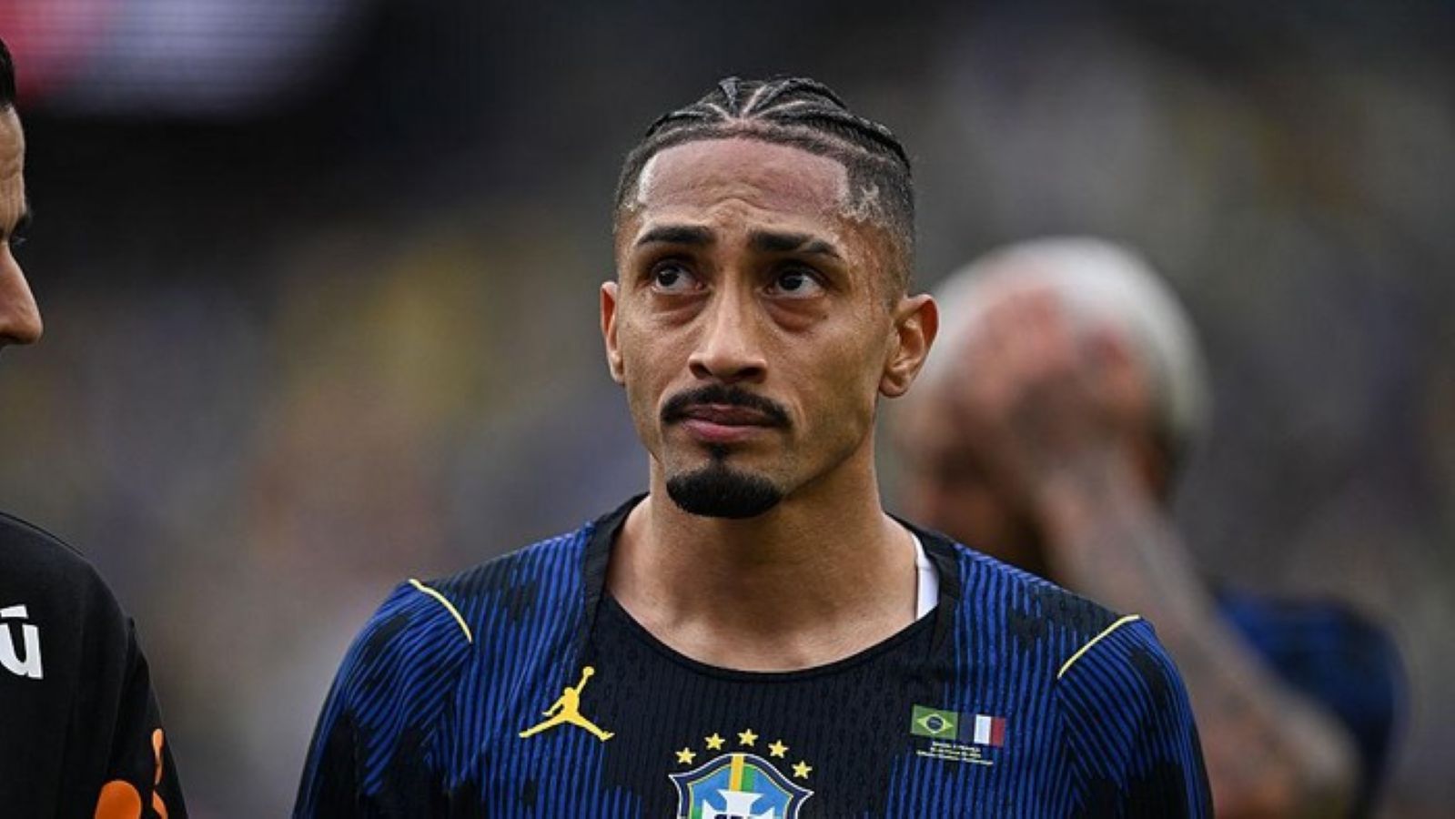Raphinha mengalami cedera saat membela Timnas Brasil&mdash;Barcelona berpotensi menerima kompensasi FIFA atas absennya sang pemain.