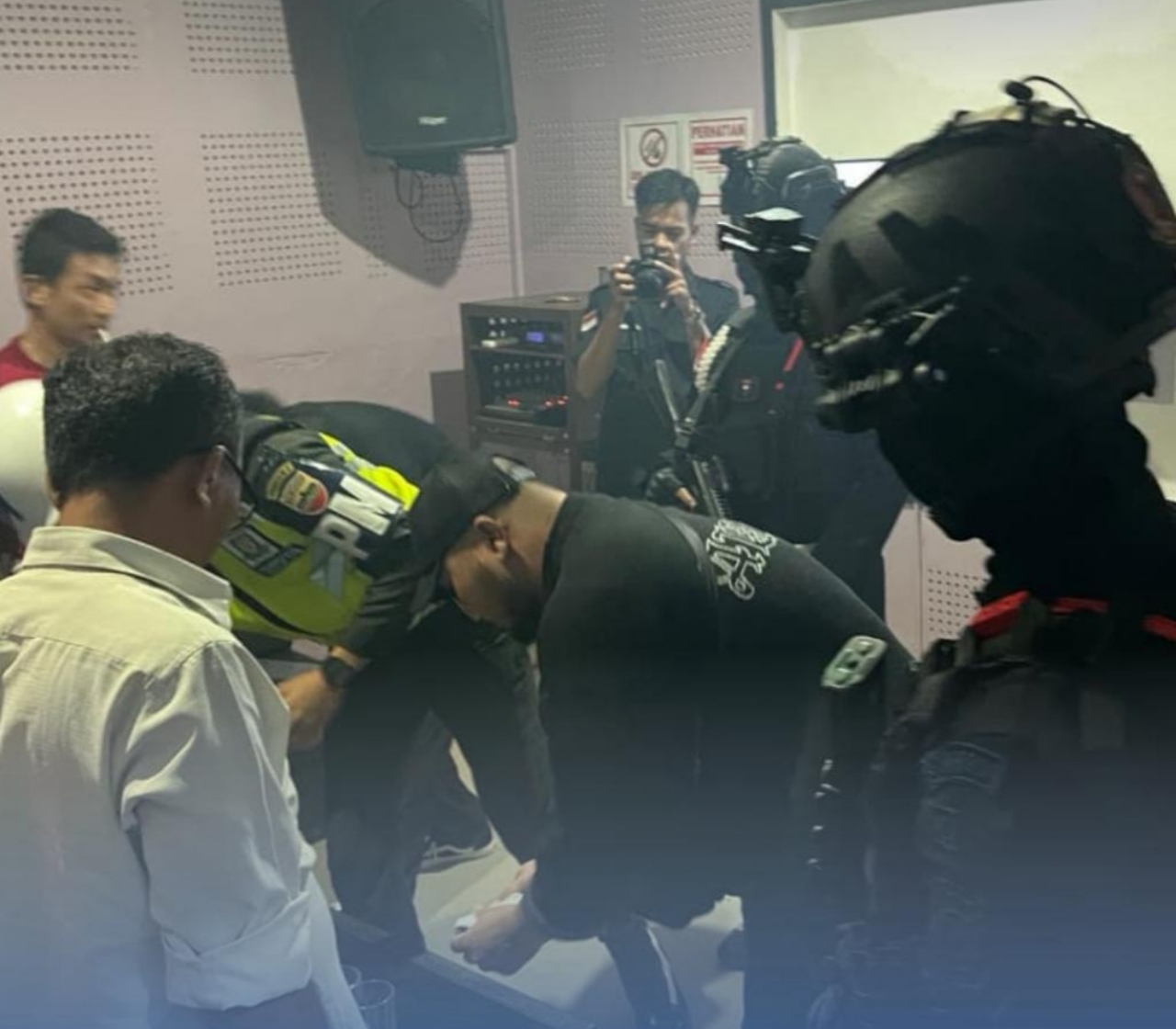 Personel Brimob Polda Sumut bersama BNN Kota Gunungsitoli melakukan razia dan tes urine di lokasi rawan, dengan hasil tujuh orang dinyatakan positif narkotika.