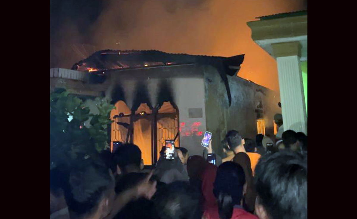 Kondisi rumah milik M. Yamin Tanjung di Desa Bandar Lama, Kualuh Selatan, Labura, yang hangus terbakar akibat diduga korsleting listrik, Jumat (27/3/2026) malam.