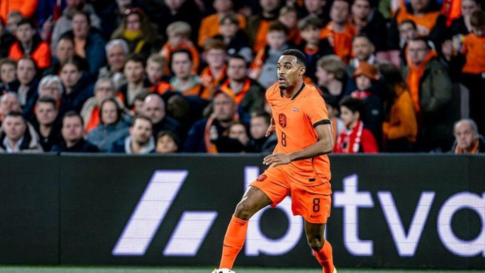 Ryan Gravenberch saat membela Timnas Belanda&mdash;dikritik Ronald Koeman karena dinilai lambat membantu pertahanan saat melawan Norwegia.