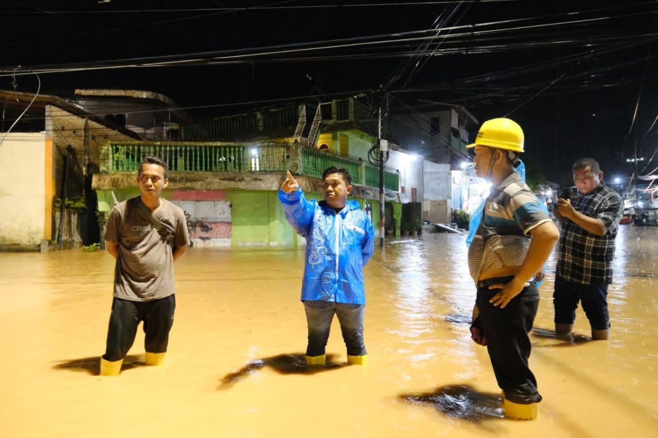 Wali Kota Sibolga Akhmad Syukri Nazry Penarik meninjau langsung lokasi banjir di Aek Muara Pinang, memastikan normalisasi parit segera dilakukan.