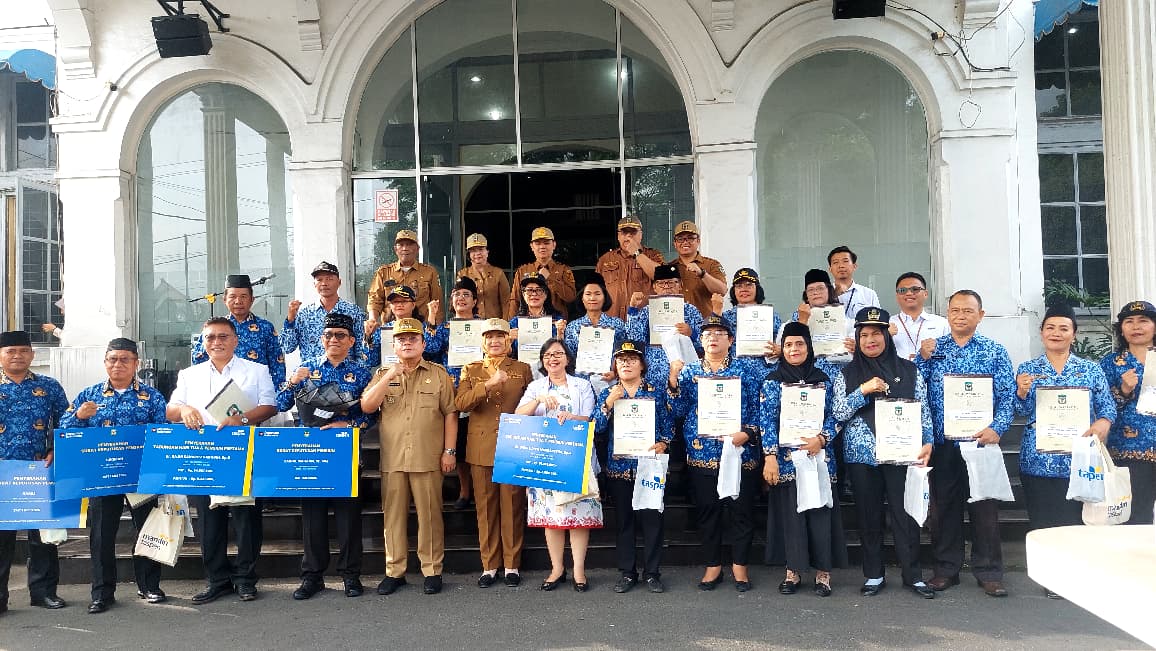 Wali Kota Pematangsiantar Wesly Silalahi bersama Wakil Wali Kota Herlina menyerahkan secara simbolis THT dan pensiun pertama kepada ASN purnabakti TMT 1 April 2026.