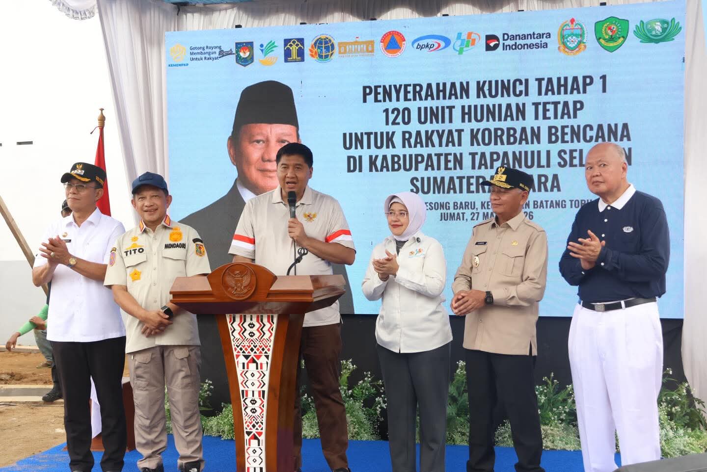 Bupati Tapanuli Selatan Gus Irawan Pasaribu mendampingi Mendagri Muhammad Tito Karnavian dan Menteri PKP Maruarar Sirait menyerahkan kunci 120 unit huntap kepada korban bencana di Batangtoru.
