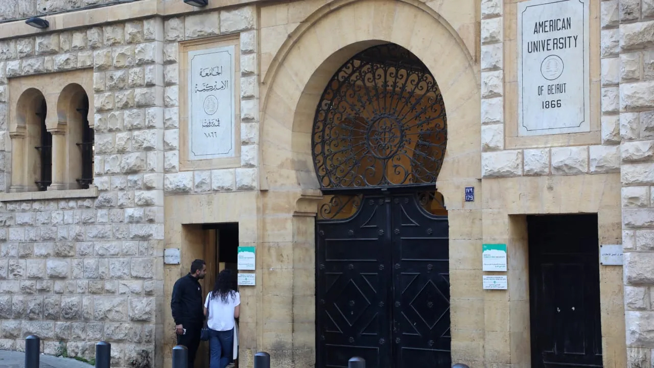 Suasana gerbang American University of Beirut di Lebanon, salah satu kampus yang meningkatkan kewaspadaan menyusul ancaman Iran terhadap institusi pendidikan di kawasan.