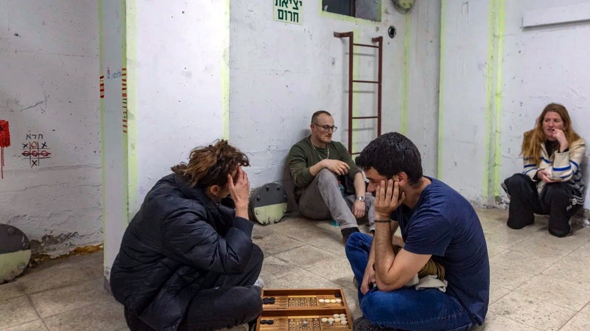 Warga berlindung di bunker di Tel Aviv saat sirene serangan berbunyi, mencerminkan tekanan konflik yang turut berdampak pada kondisi psikologis generasi muda Israel.