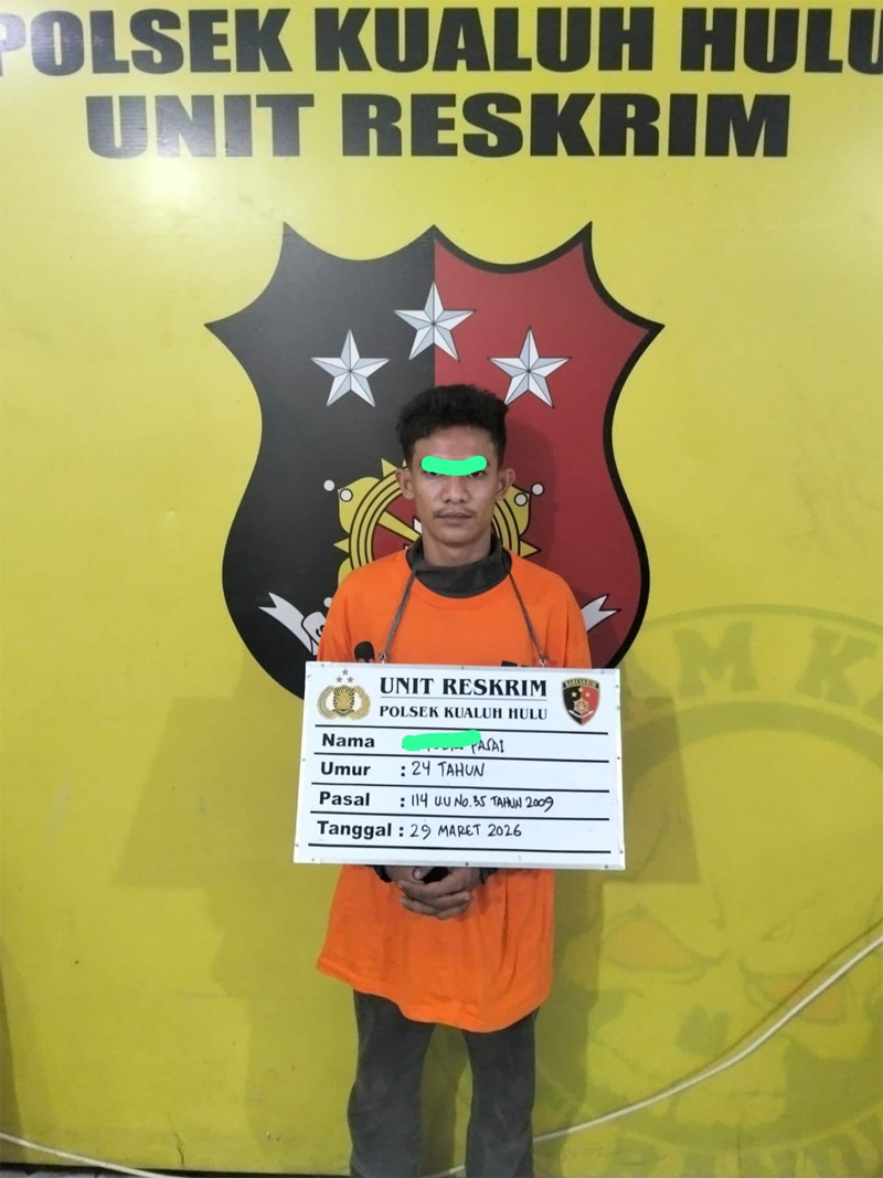 Tersangka AP saat diamankan polisi.