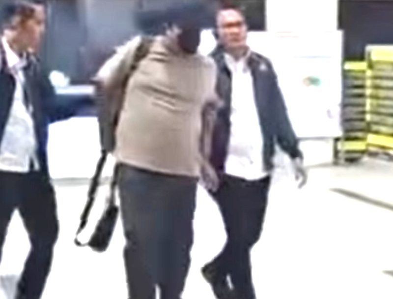 Tersangka Andi Hakim Febriansyah (tengah) dikawal petugas Ditreskrimsus Polda Sumut setibanya di Bandara Internasional Kualanamu, Senin (30/3/2026).