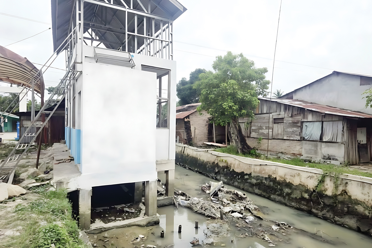 Dua unit ruko berdiri di atas aliran sungai di Desa Benteng, Batu Bara, yang menuai sorotan warga.