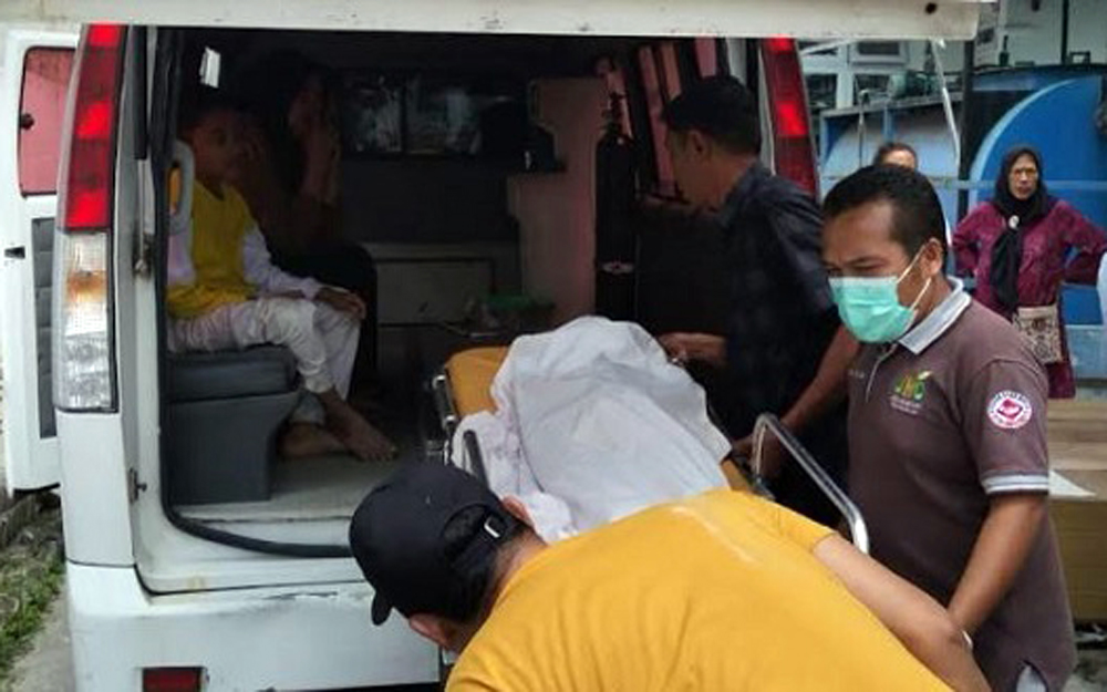 Petugas dan warga mengevakuasi korban bocah yang tenggelam di kawasan wisata Pantai Wisma Bahari, Parapat, Kabupaten Simalungun.