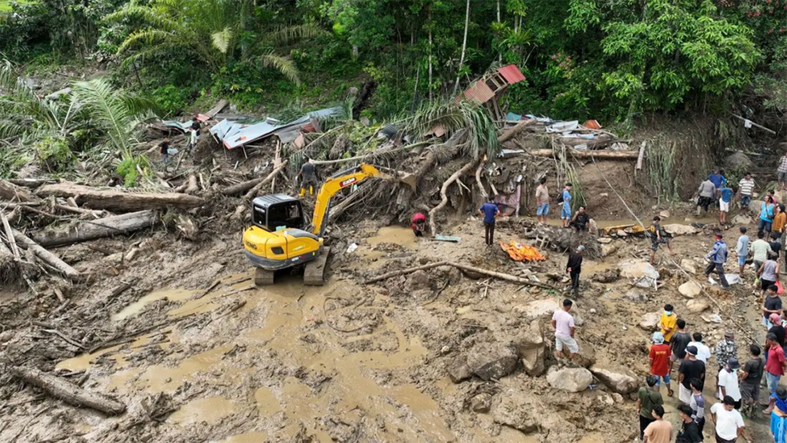 Evakuasi korban dan pembukaan akses jalan menggunakan alat berat di Kecamatan Palembayan, Kabupaten Agam, Sumatera Barat, di tengah kondisi longsor parah.