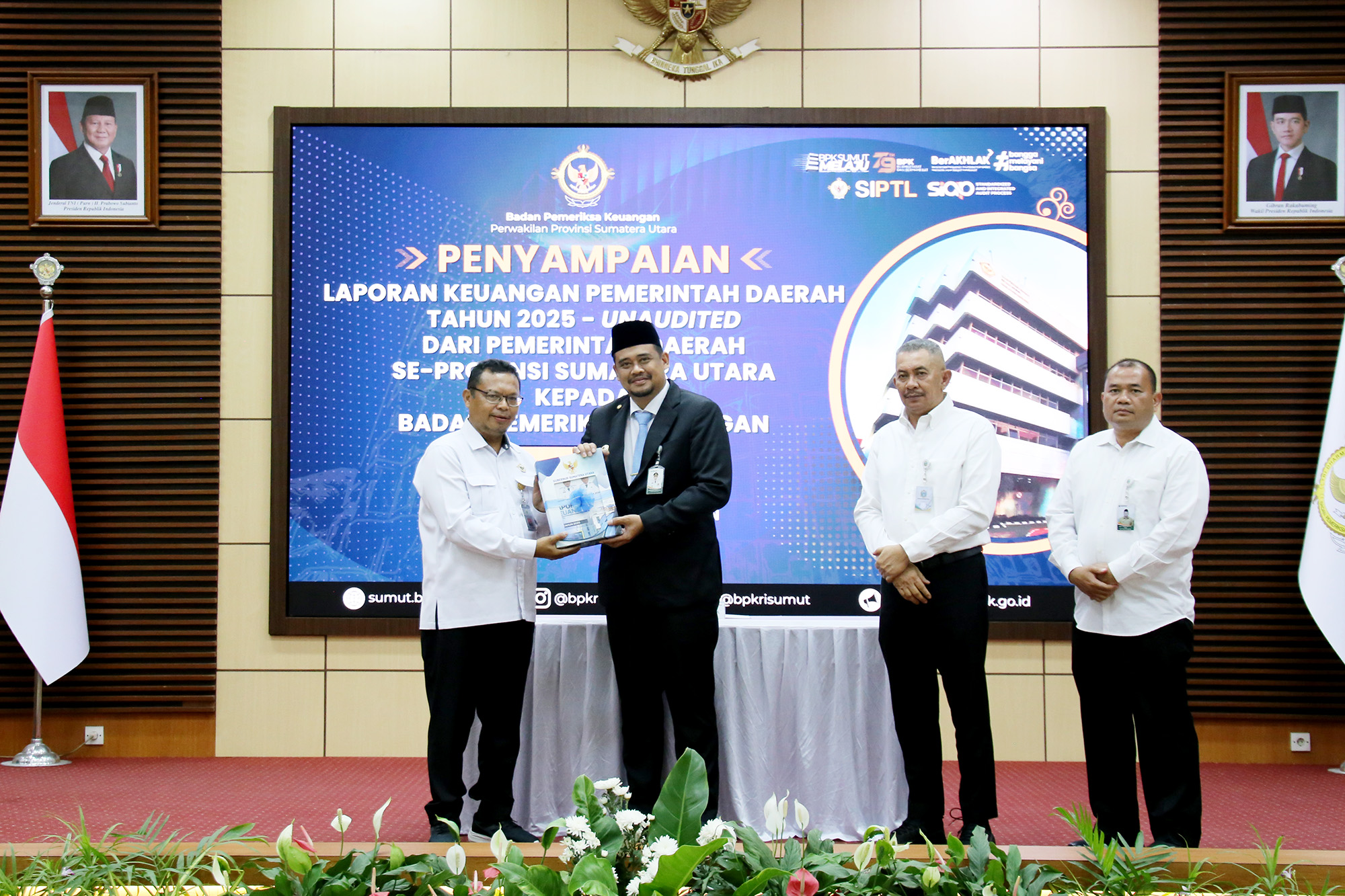 Gubernur Sumut Bobby Nasution menyerahkan LKPD TA 2025 kepada Kepala BPK Sumut Paula Henry Simatupang di Auditorium BPK Sumut, Medan.