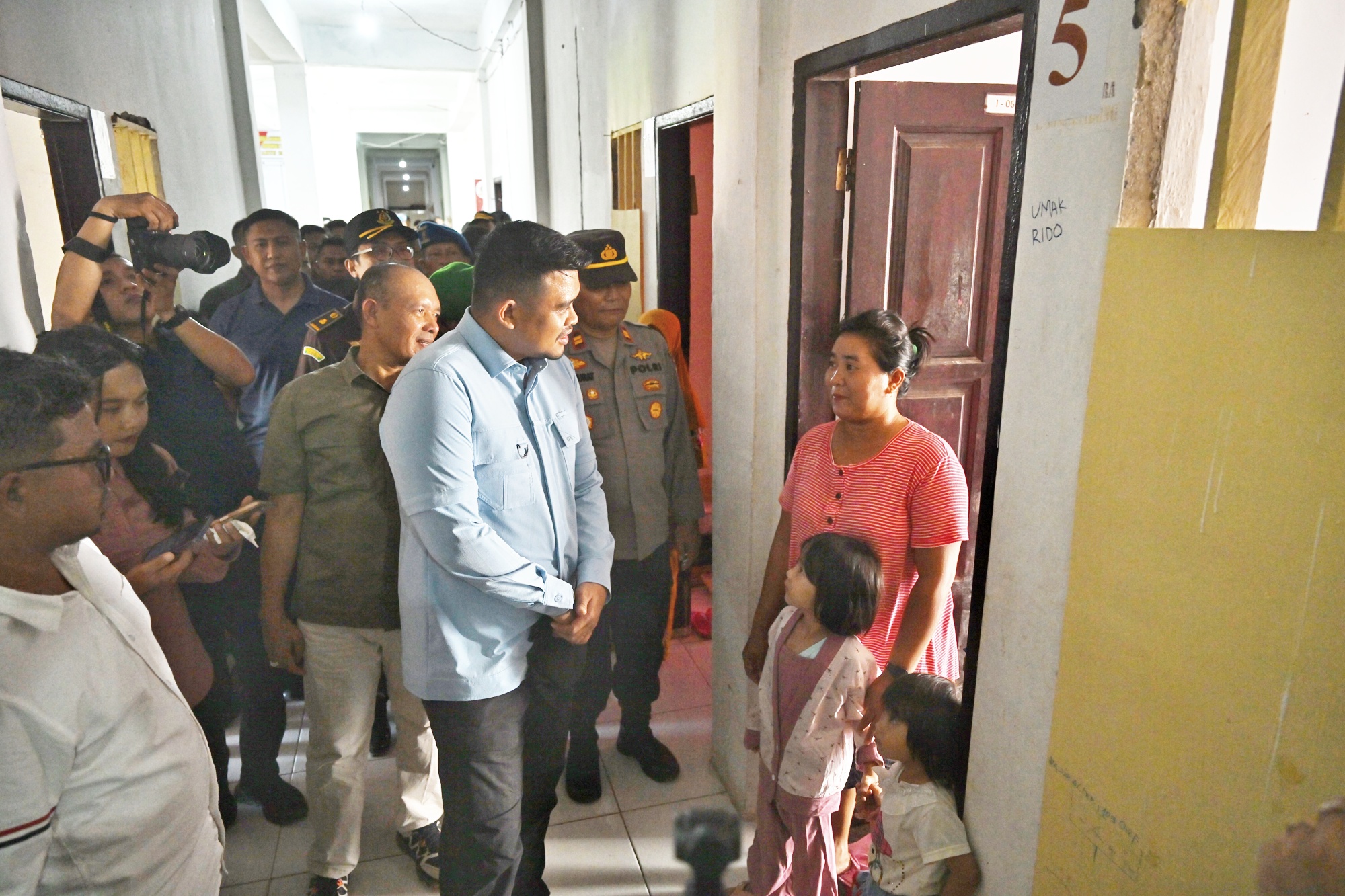 Gubernur Sumatera Utara Muhammad Bobby Nasution meninjau hunian tetap dan menyapa warga di huntara di Pinangsori, Tapanuli Tengah.
