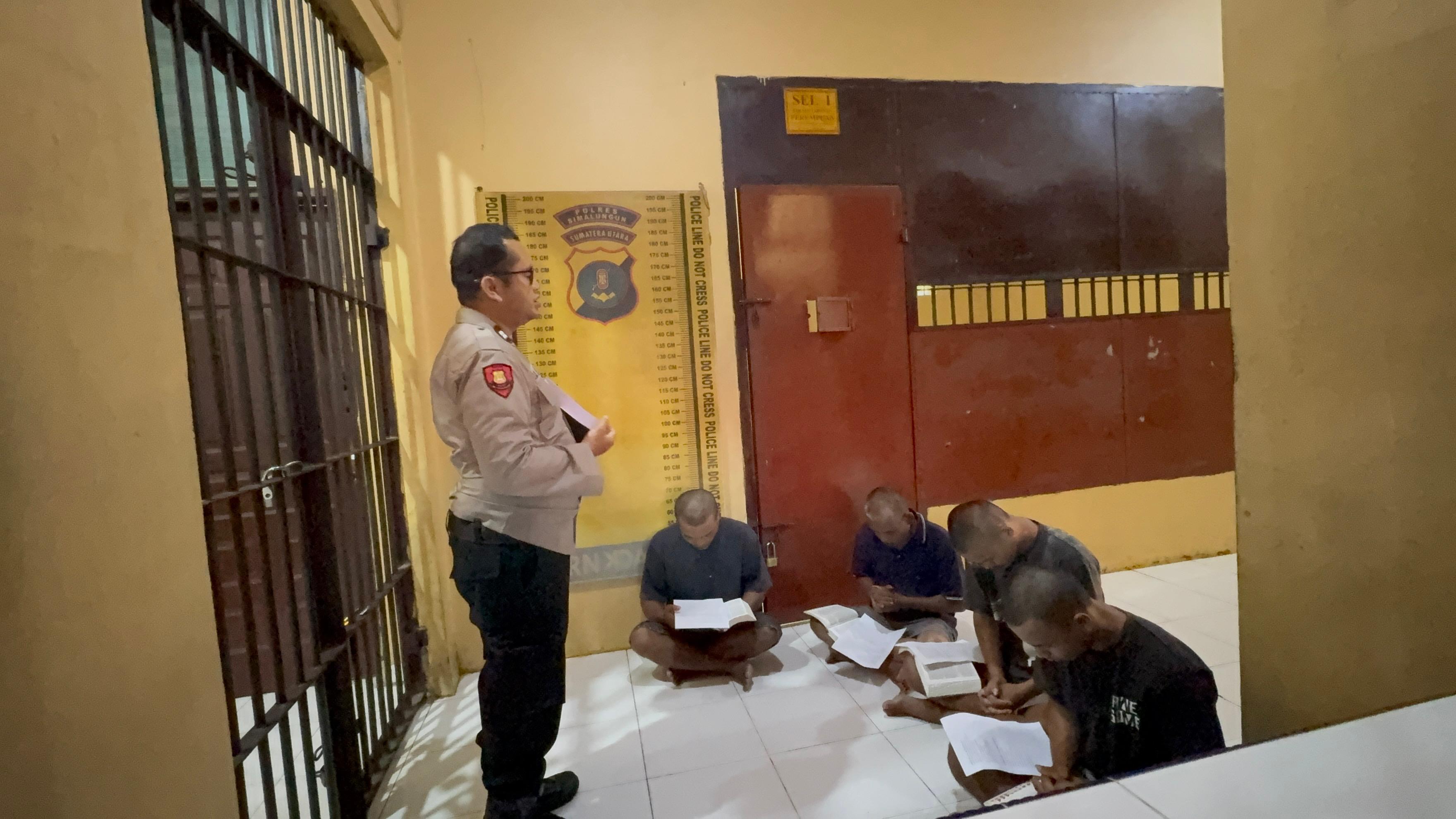 Tahanan mengikuti kegiatan pembinaan rohani dan mental (binrohtal) di Rumah Tahanan Polisi Polres Simalungun, Kamis (26/3/2026).