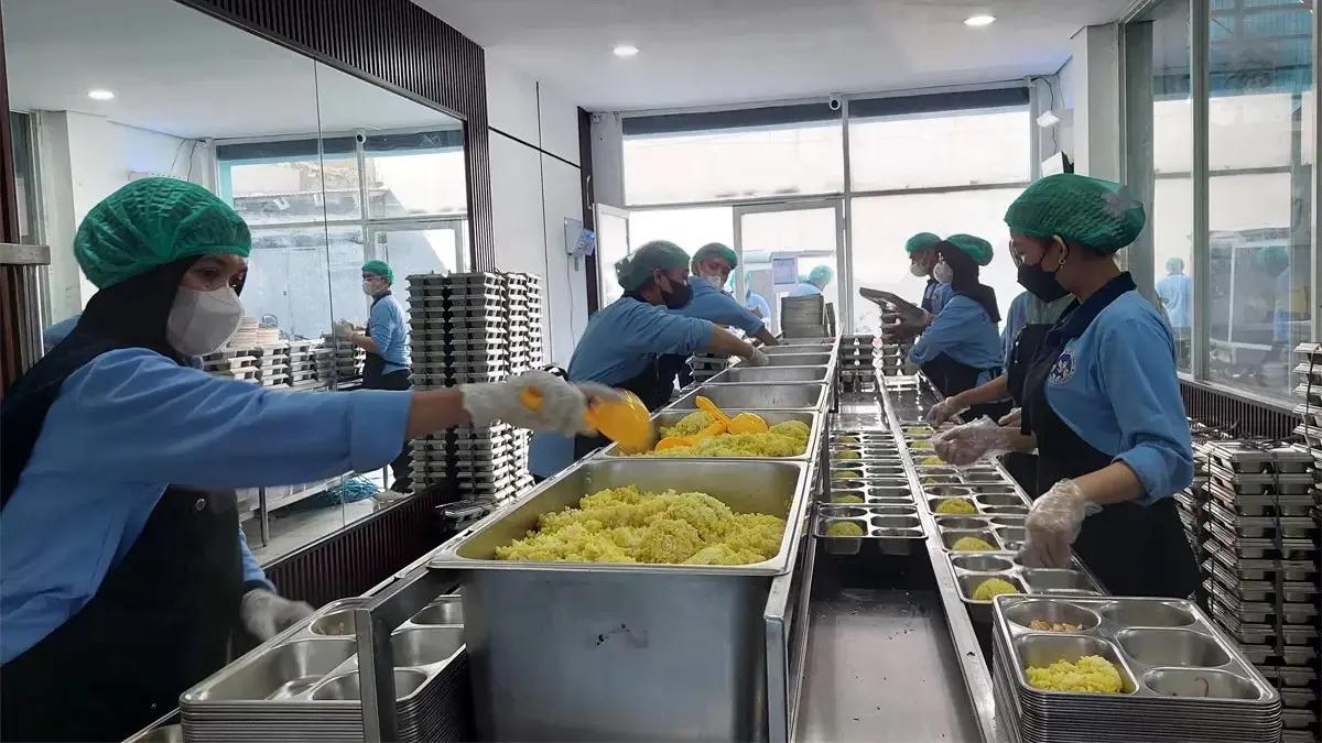 Ilustrasi penyajian program Makan Bergizi Gratis (MBG) yang kembali beroperasi dengan pengawasan ketat terhadap mitra penyedia bahan baku.
