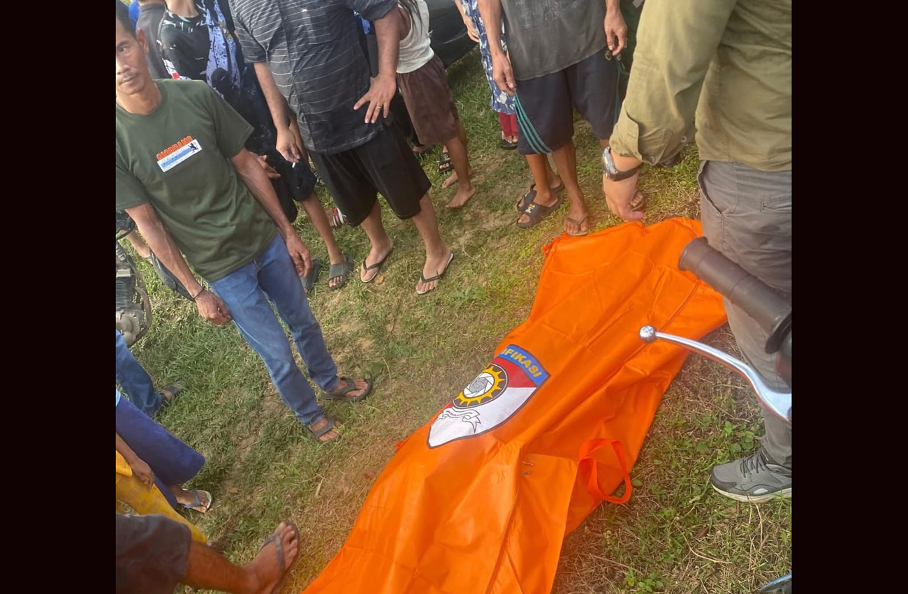 Petugas dan warga mengevakuasi jasad lansia yang ditemukan tersangkut di Sungai Aek Baringin, Labuhanbatu Utara.