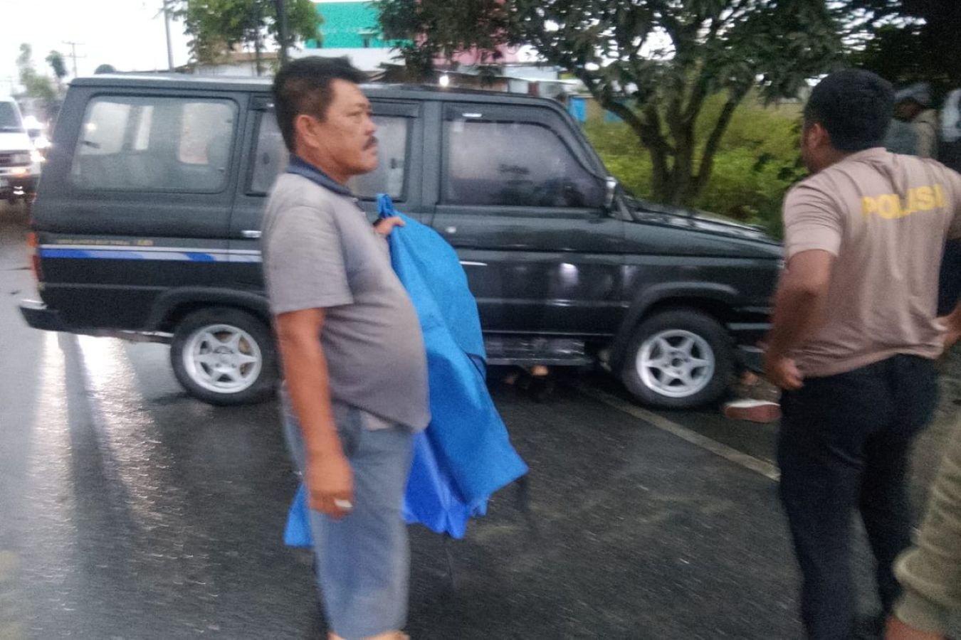 Mobil Toyota Kijang mengalami kerusakan usai terlibat tabrakan dengan sepeda motor Honda CBR di Desa Situa-tua, Kecamatan Sigumpar, Kabupaten Toba, Sabtu (28/3/2026).