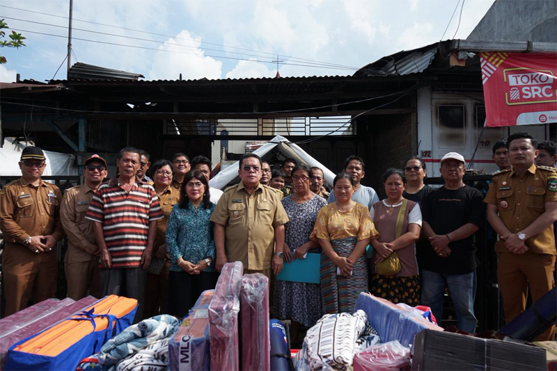 Wali Kota Pematangsiantar Wesly Silalahi SH MKn didampingi Ketua TP PKK Ny Liswati Wesly Silalahi menyampaikan rasa duka dan prihatin kepada korban kebakaran.  &nbsp;