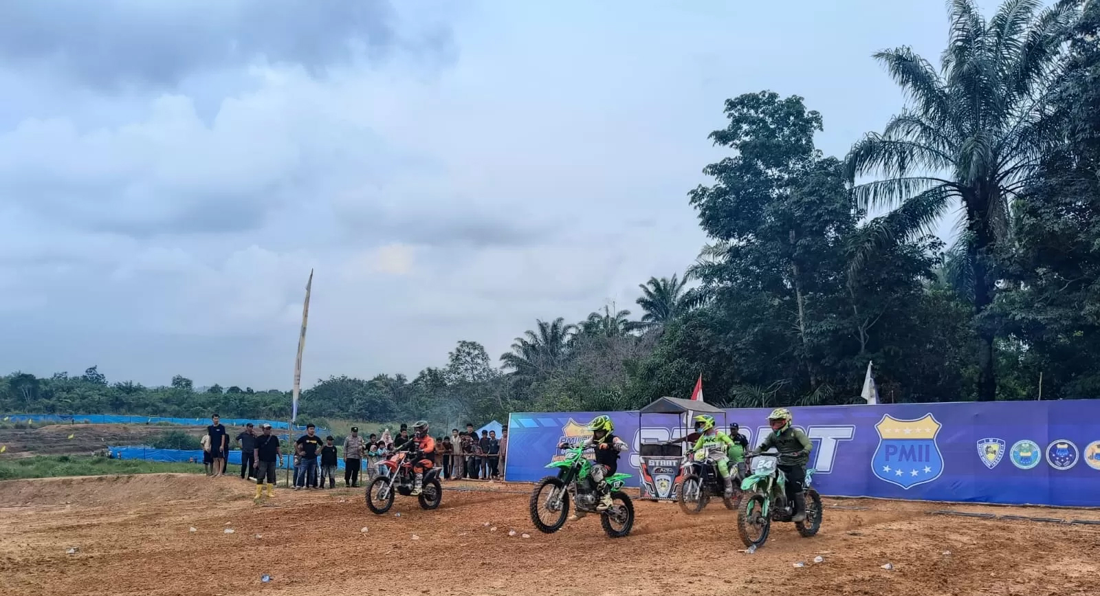 Ajang PMII Cup 1 Grasstrack Motocross &amp; Becakcross 2026 di Padang Lawas Utara yang diikuti pembalap lokal dan regional.