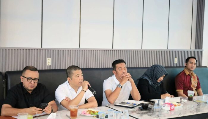 Rapat Forkopimda Mandailing Natal membahas perpanjangan status transisi darurat bencana.