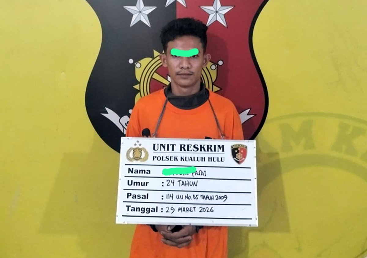 Tersangka kasus sabu diamankan personel Polsek Kualuh Hulu usai penggerebekan di Aek Kanopan, Labuhanbatu Utara.