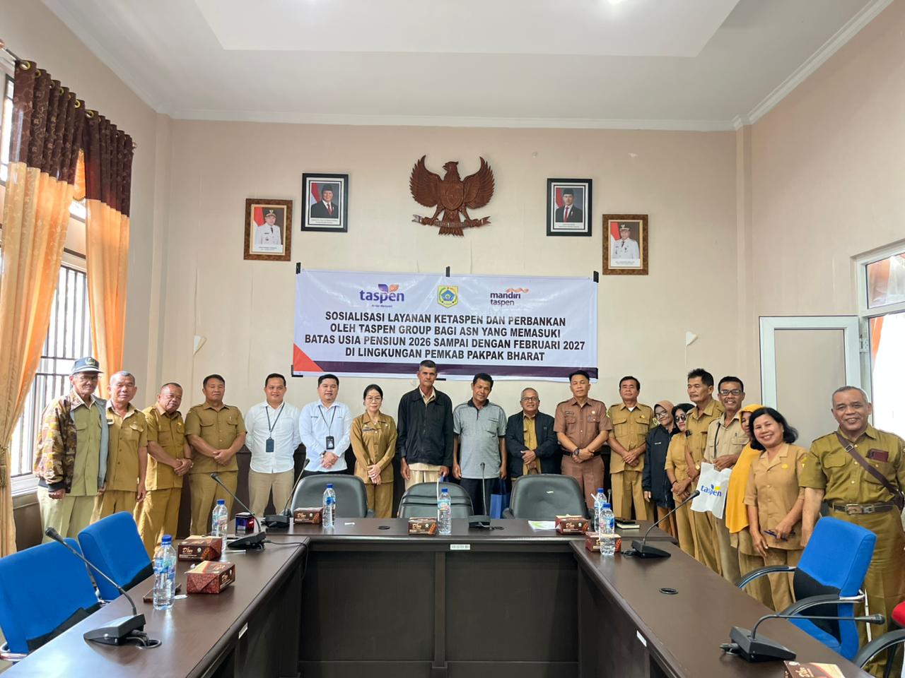 Wakil Bupati Pakpak Bharat Mutsyuhito Solin bersama TASPEN menyerahkan simbolis THT dan pensiun pertama kepada ASN purnabakti.