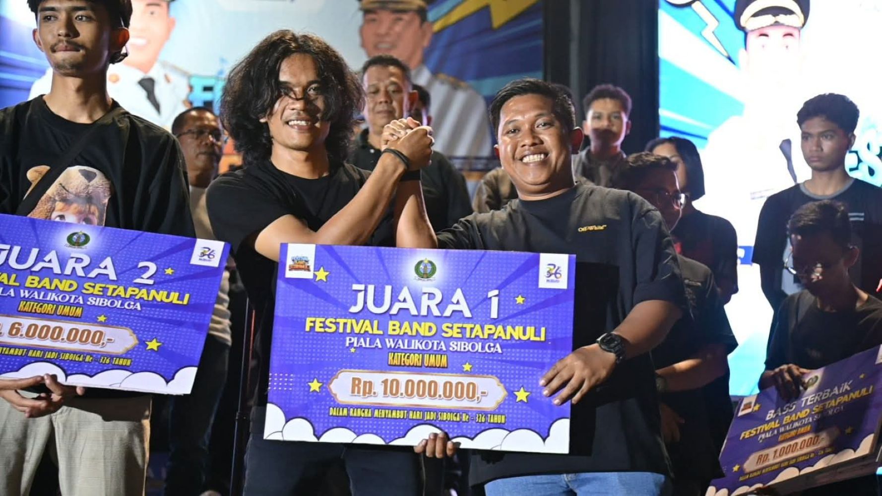Wali Kota Sibolga Akhmad Syukri Nazry Penarik menyerahkan hadiah kepada juara Festival Band Se-Tapanuli dalam rangka HUT ke-326 Kota Sibolga.