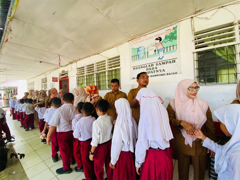 Keluarga besar SD Negeri 112321 Kampung Pajak, Labuhanbatu Utara, menggelar kegiatan halal bihalal.