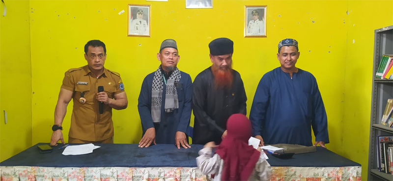 Pengurus Infaq Pasar Gelugur Rantauprapat saat menyerahkan santunan kepada anak yatim di Kantor Kelurahan Sirandorung.