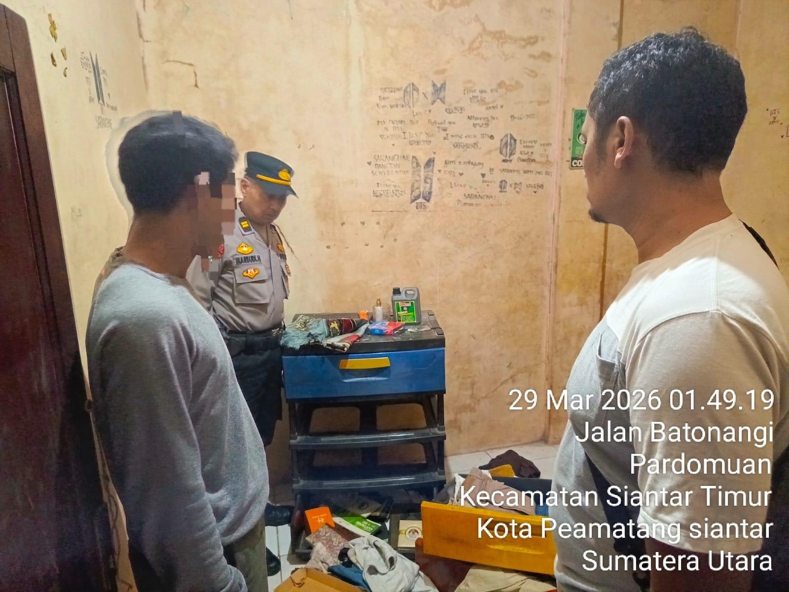 Petugas kepolisian melakukan olah TKP di lokasi pencurian lima tabung gas LPG 3 kg di sebuah rumah makan di Jalan Batonangi, Siantar Timur, Minggu (29/3/2026).