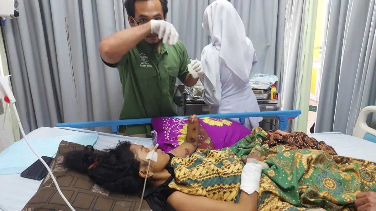 RSH mendapat perawatan setelah tangannya diamputasi di RS dr M Djamil Kota Padang. (Ist)