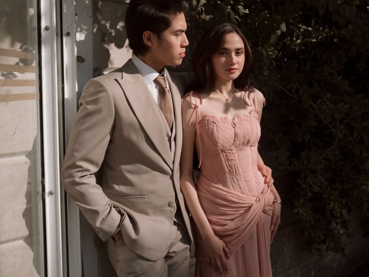 Syifa Hadju tampil elegan dalam sesi foto prewedding bersama El Rumi, mengenakan kalung Cartier senilai Rp170 juta yang mencuri perhatian.