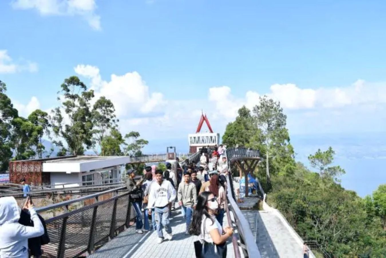 Wisatawan memadati objek wisata Menara Pandang Tele selama libur panjang Nyepi dan Idul Fitri 2026.
