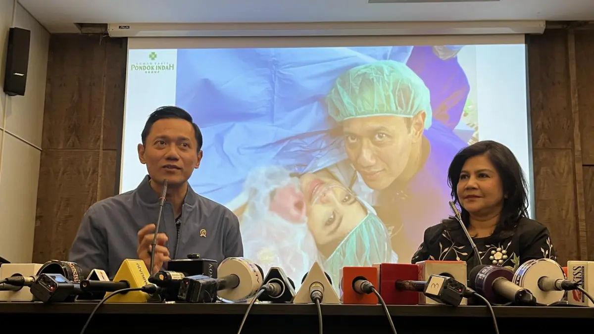 Agus Harimurti Yudhoyono (AHY) mendampingi Annisa Pohan usai melahirkan anak kedua mereka di RS Pondok Indah, Jakarta, Minggu (29/3) malam.