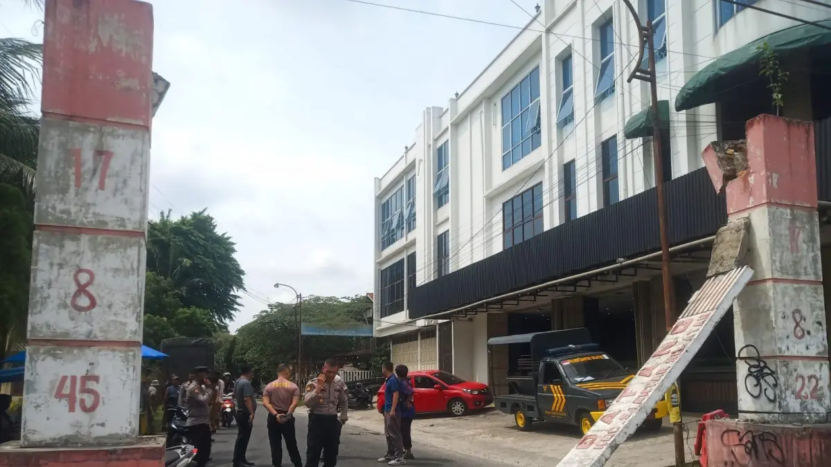 Gapura di simpang Jalan Gereja–Jalan Bahagia, Pematangsiantar, roboh setelah tersangkut truk, menimpa pengendara sepeda motor yang melintas.