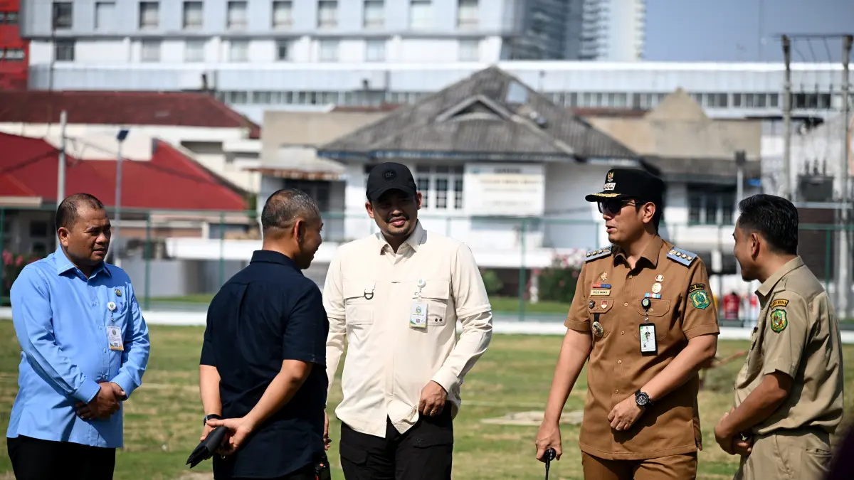 Gubernur Sumut Muhammad Bobby Afif Nasution bersama Wali Kota Medan Rico Waas meninjau kondisi Lapangan Kebun Bunga Medan dan mengevaluasi kualitas perawatan fasilitas olahraga.