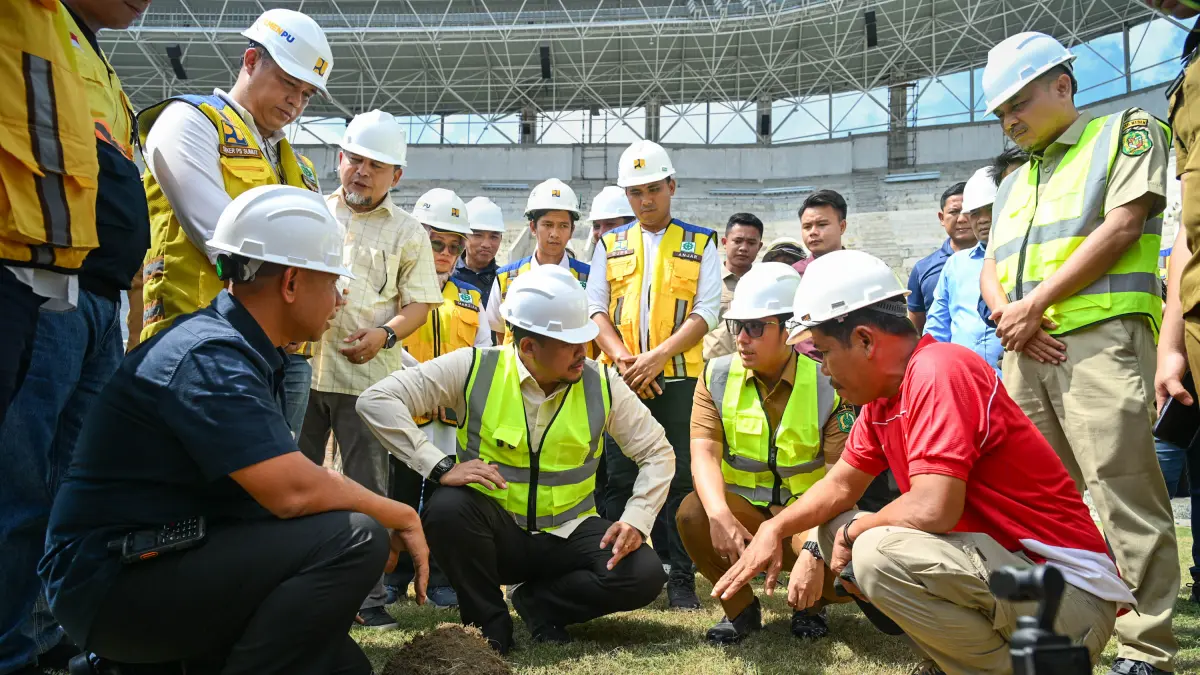 Gubernur Sumut Muhammad Bobby Afif Nasution meninjau progres renovasi Stadion Teladan Medan yang dikebut untuk persiapan Piala AFF U-19 2026.