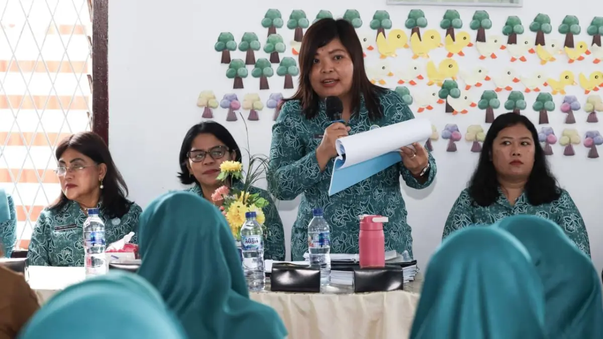 Ketua TP PKK Pematangsiantar Liswati Wesly Silalahi memimpin supervisi administrasi PKK di Kelurahan Simarito, Kecamatan Siantar Barat, Senin (30/3).