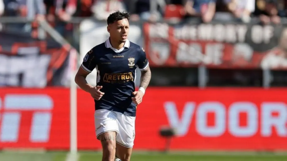 Pemain Timnas Indonesia Dean James dilarang mengikuti latihan bersama Go Ahead Eagles akibat masalah paspor yang tengah diselidiki otoritas Belanda.