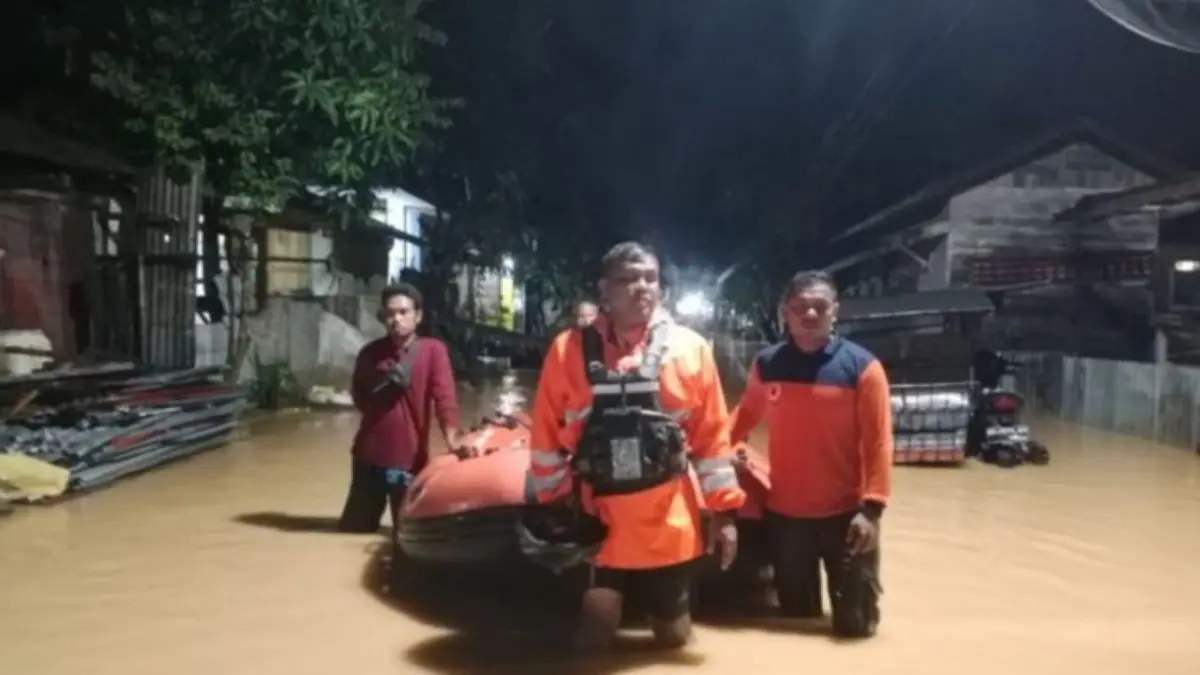 Petugas mengevakuasi warga saat banjir merendam permukiman di Kelurahan Tapian Nauli II, Tapanuli Tengah, dengan ketinggian air mencapai 20 sentimeter.