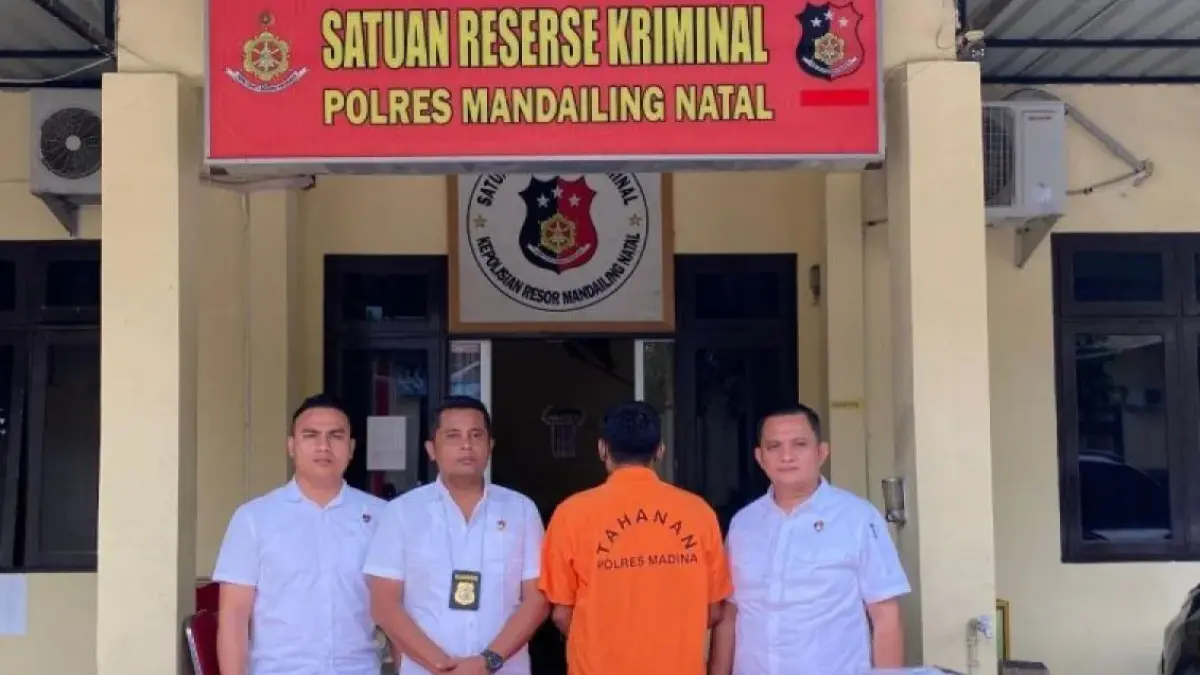 Polres Mandailing Natal menunjukkan tersangka kasus dugaan korupsi penyusunan LKPj dan LPPD Tahun Anggaran 2015–2016 saat proses pelimpahan perkara.