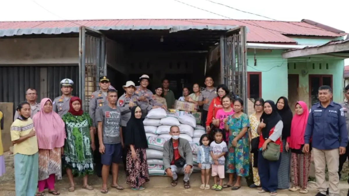 Polres Tapteng salurkan bantuan ke 120 KK korban banjir dan longsor di Pandan. Bantuan berupa sembako untuk percepat pemulihan warga.