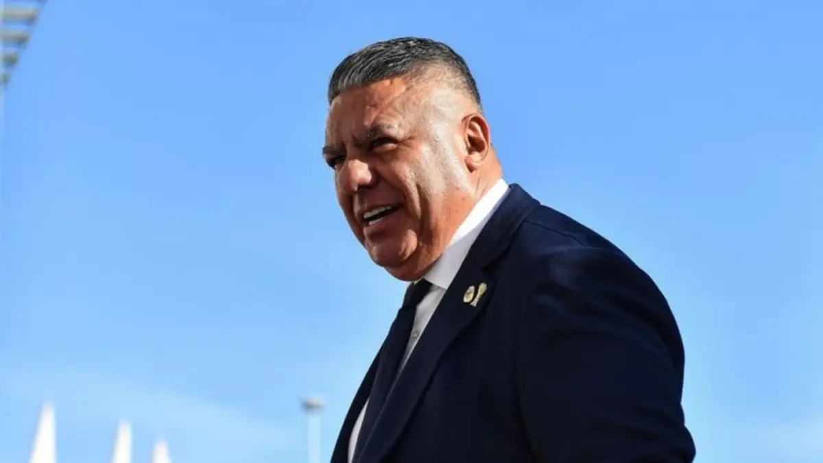 Presiden AFA Claudio Tapia menghadiri acara resmi federasi, kini didakwa dalam kasus dugaan penggelapan pajak dan asetnya dibekukan pengadilan.