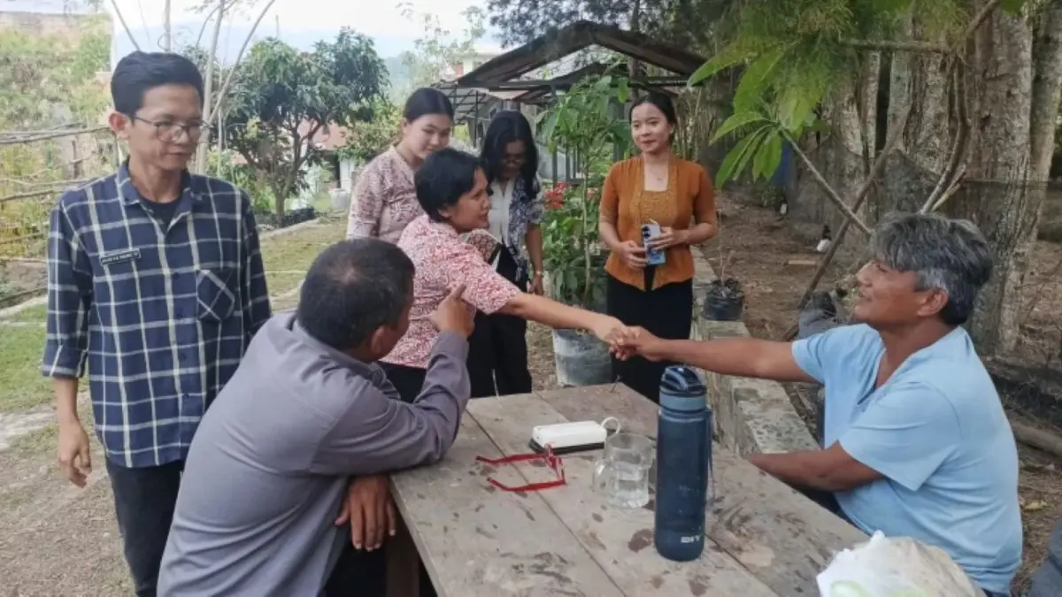 Tim Disbudpar Kabupaten Toba meninjau langsung kondisi The Boat Homestay & Spa Balige usai adanya keluhan wisatawan terkait fasilitas dan pemandangan.
