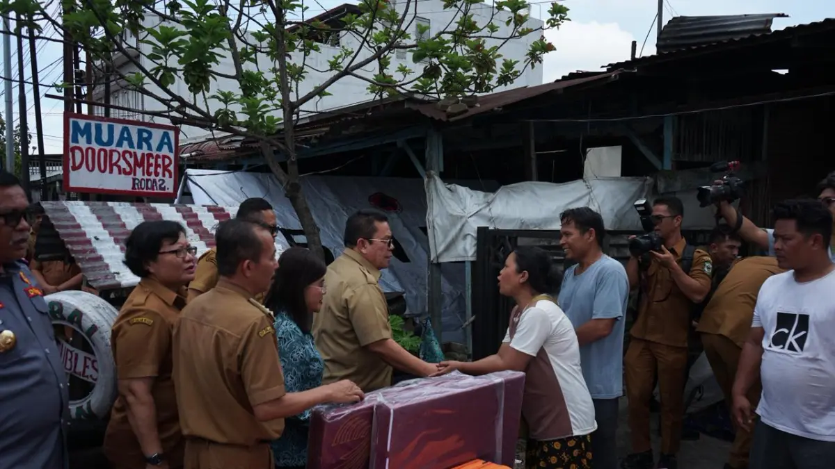 Wali Kota Pematangsiantar Wesly Silalahi menyerahkan bantuan kepada warga korban kebakaran di kawasan BDB, Jalan Pendeta Justin Sihombing, Senin (30/3).