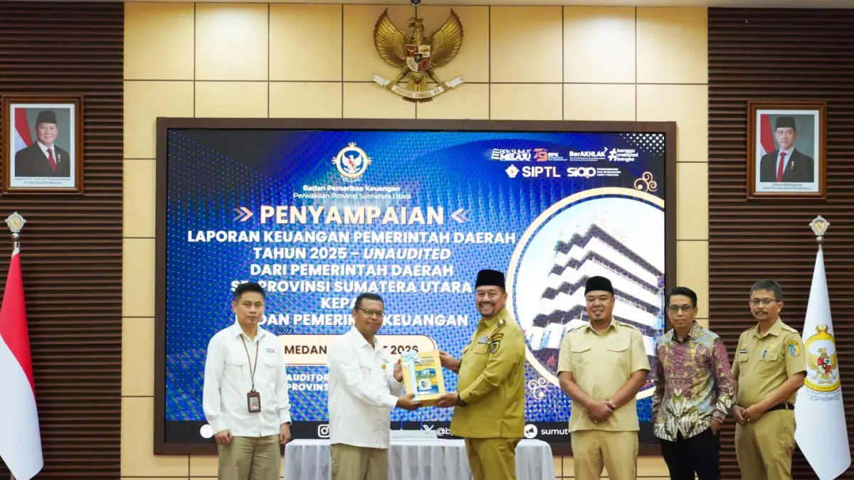 Bupati Batu Bara Baharuddin Siagian menyerahkan LKPD Tahun Anggaran 2025 kepada BPK RI Perwakilan Sumatera Utara di Medan.