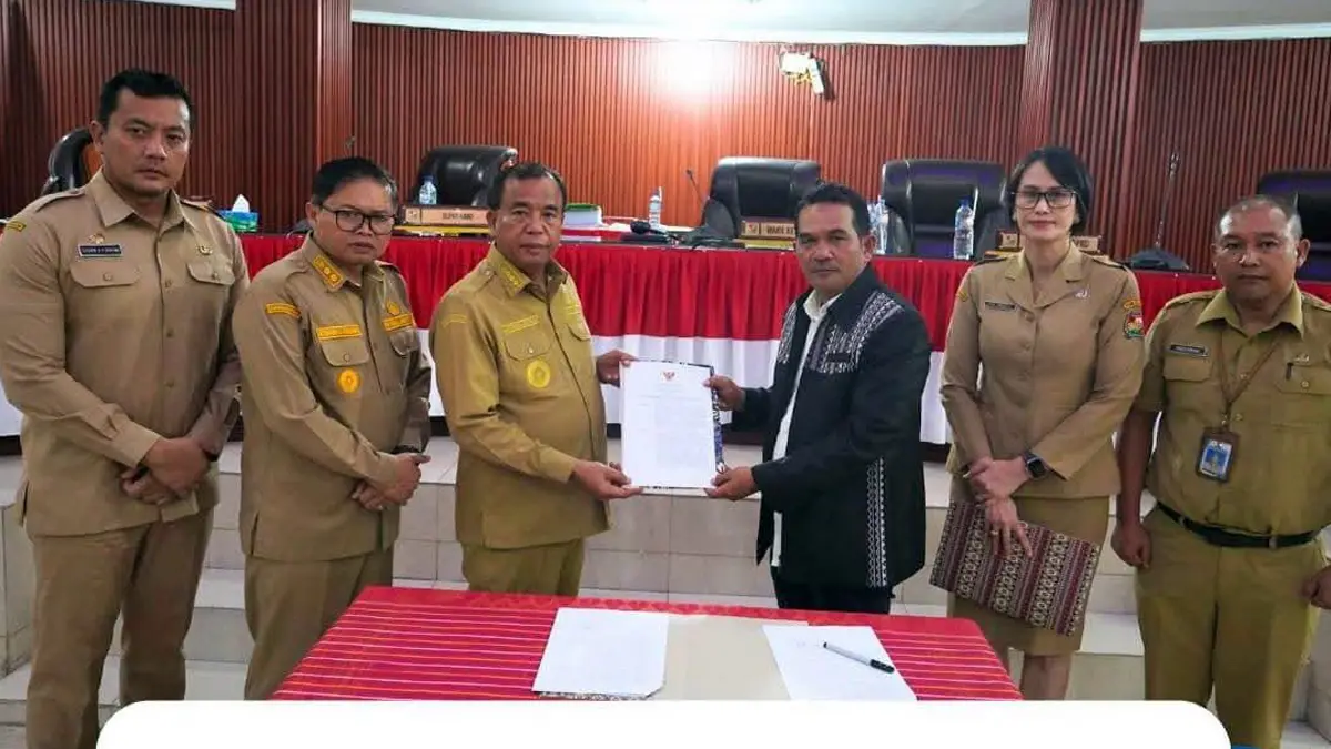 Bupati Karo Antonius Ginting menyampaikan Nota Penjelasan perubahan Propemperda 2026 dalam rapat paripurna DPRD Kabupaten Karo.
