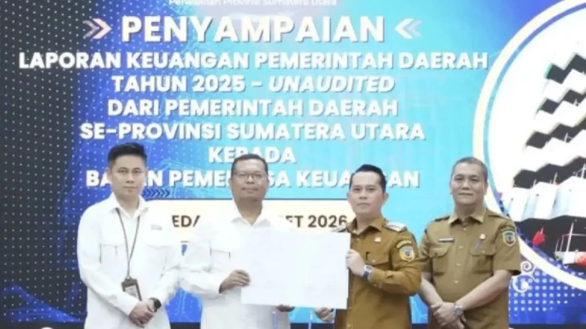 Bupati Padang Lawas Putra Mahkota Alam Hasibuan menyerahkan LKPD TA 2025 kepada Kepala BPK RI Perwakilan Sumut, Paula Henry Simatupang, di Medan.